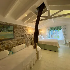 Otel Lola 38, Foça